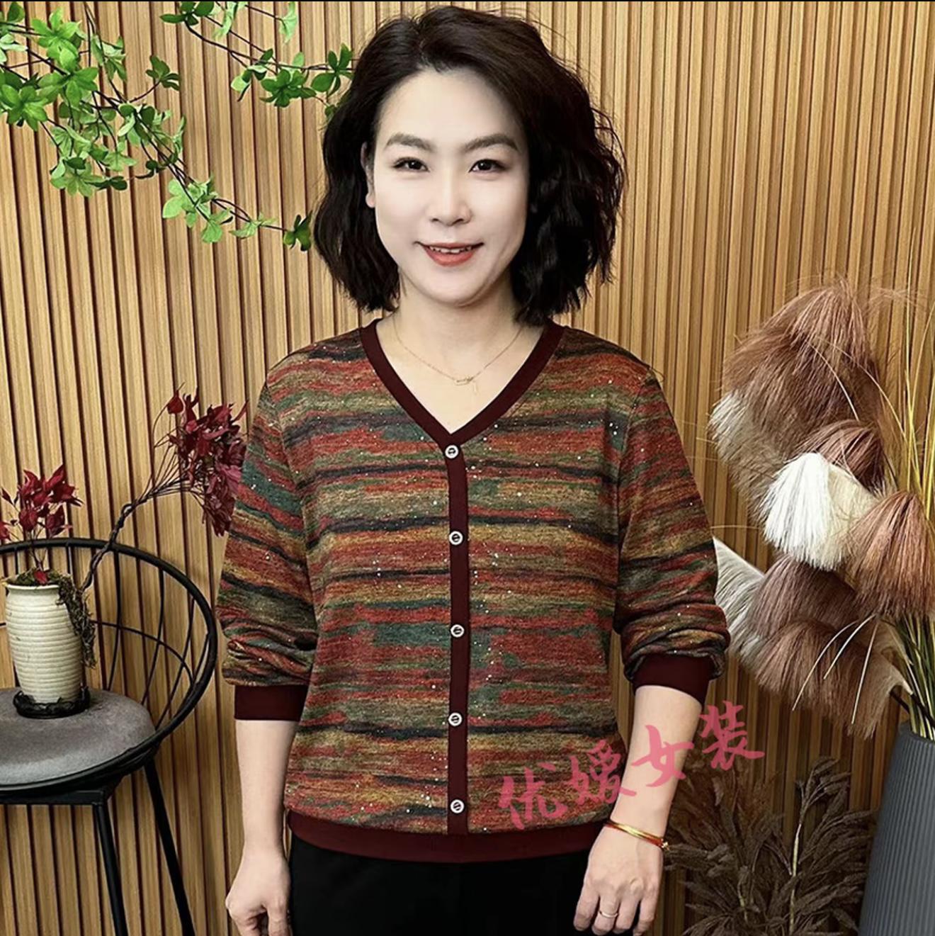 

Spring V-neck Striped Knitwear: Slimming Long-sleeve T-shirt for Stylish Middle-aged and Elderly Moms XL 90-110 jin (priority shipping)