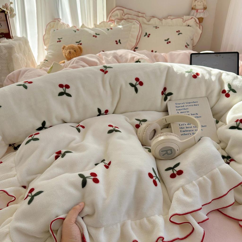 Cherry Lace Overlock Velvet 4-Piece Winter Bedding Set