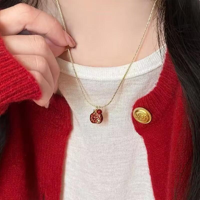Retro Niche Angolan Red Pomegranate Pearl Pendant Necklace – Autumn/Winter Clavicle Chain