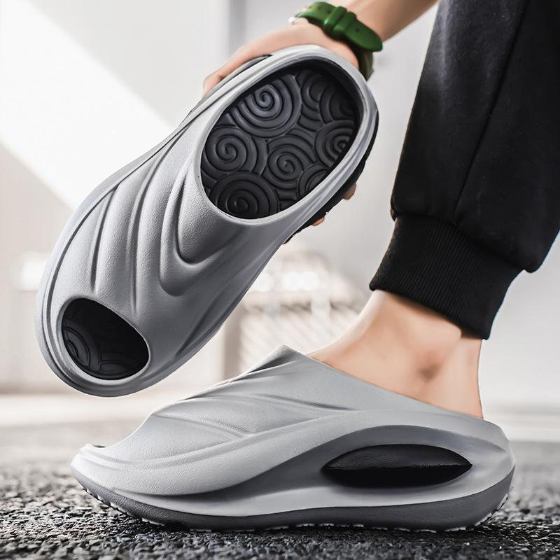 

2025 новые летние тапочки большого размера мужские домашние нескользящие для ванной комнаты шлепанцы на толстой подошве для пар ощущение наступающего дерьма 45 серый