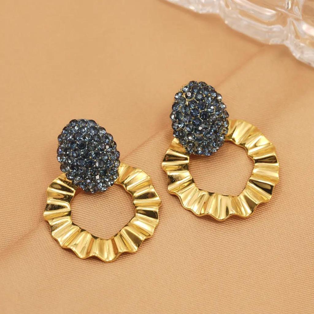 Retro Gold Geometric Circle Earrings: Light Luxury European & American Fashion Versatile Studs for Women