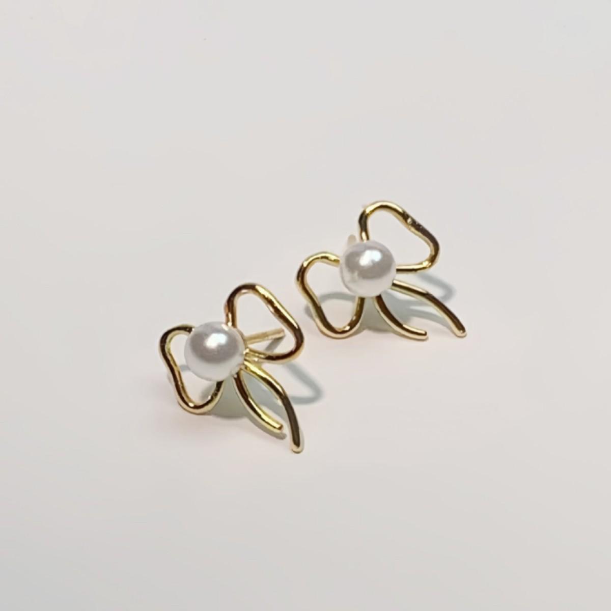 Elegant Korean Niche Pearl Bow Stud Earrings - Simple and Versatile золотой
