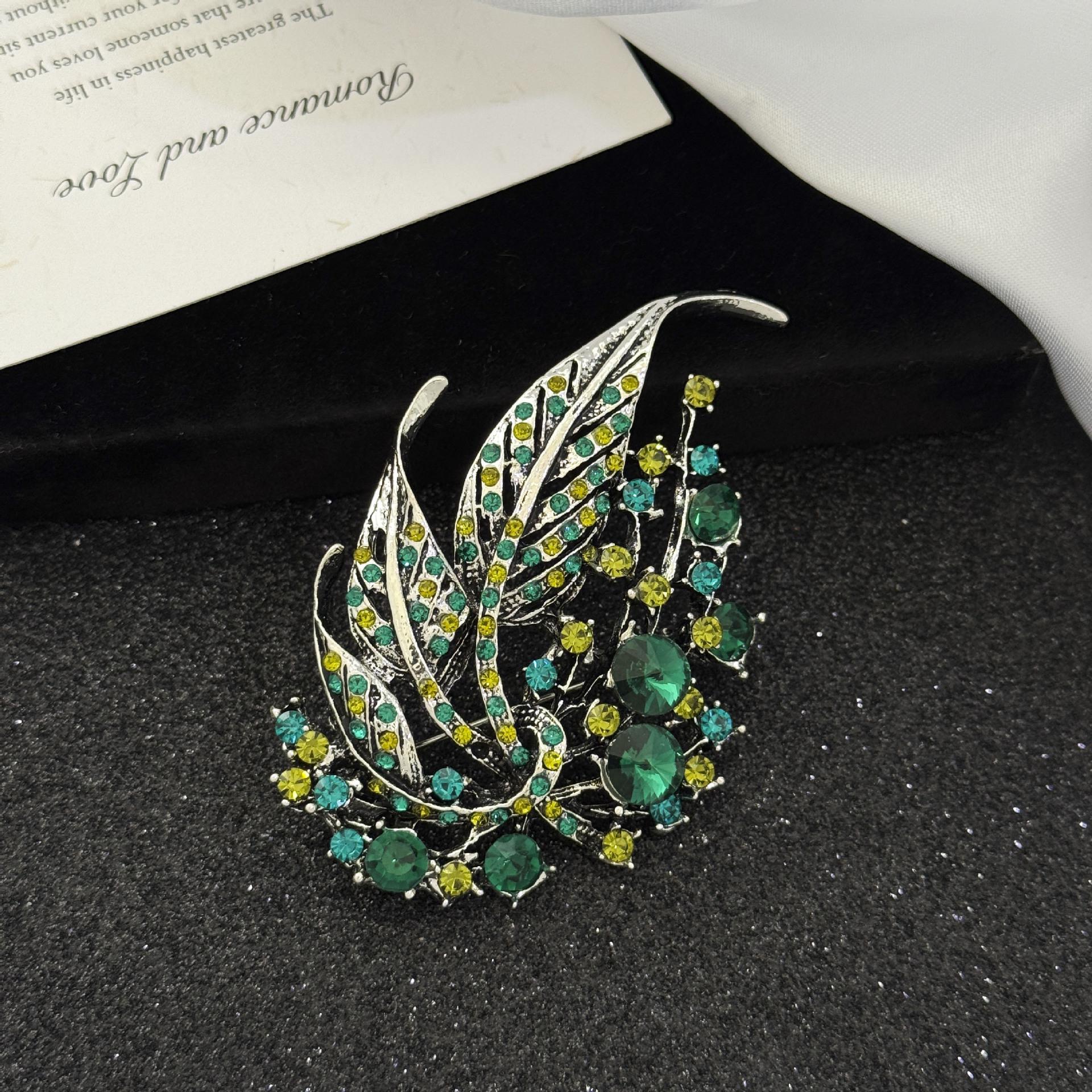 

Elegant Hollow Leaf Brooch for Sweater Coats and Cardigans - Sophisticated Women s Accessory