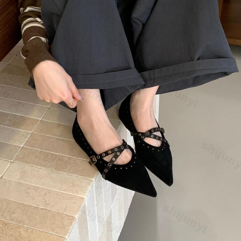 Women Mary Jene Shoes 2026 Autumn New Vintage Pointed Toe Belt Buckle Flats Luxury Outdoor Non Slip Casual Fashion Single Shoes