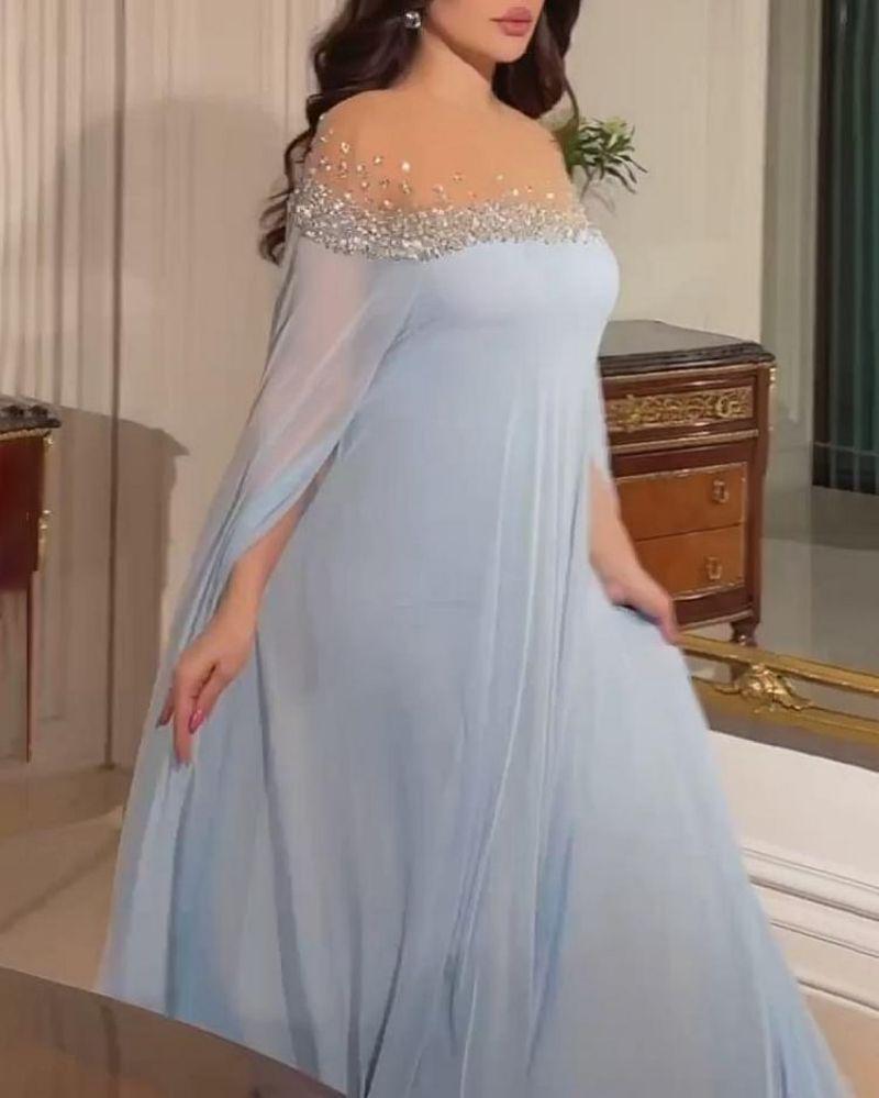 Elegantní šifonové večerní šaty s vysokým pasem a perlovou ozdobou