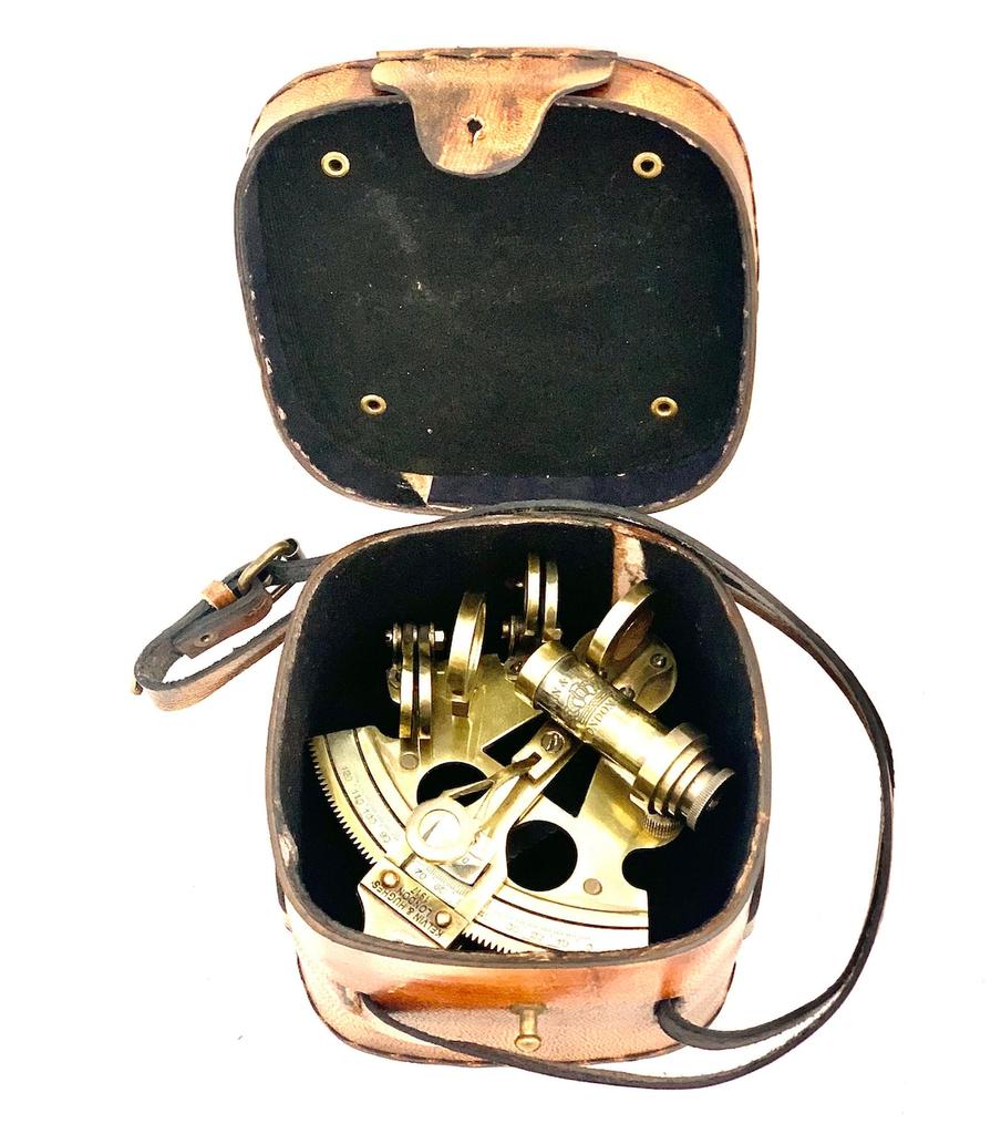 Starožitný námořní Nautical Sextant Telescope Vintage Marine Astroláb Lodní nástroje s koženou krabičkou Kelvin Hughes London 1917 vyryto