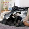 The Twilight Saga Edward Bella Mjuk Flanellfilt för Säng Sovrum Soffa Picknick, Kastfilt att Täckas med Utomhus Fritid Vilo-present