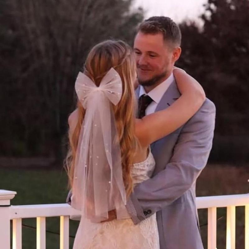 Soft Tulle Short Bridal Veil With Hair Clip Beadwork Pearls Design Bowknot Hair Veil For Wedding Party And Formal Event