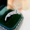 Huitan Elegantní dámský prsten ve tvaru V Módní minimalistický styl Oslnivý kubický zirkon Vysoká kvalita Luxusní pro ženy
