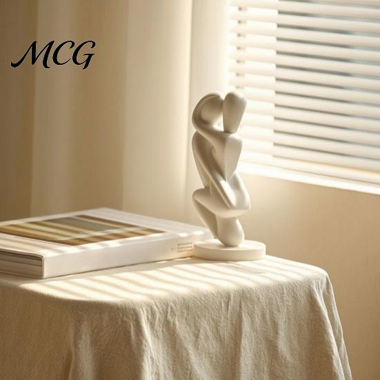 Easy Care Sculpture 3D Printed Hugging Couple Sculpture, Abstract Embrace Figurine with Smooth Curves, Minimalist Statue High-end Decorative