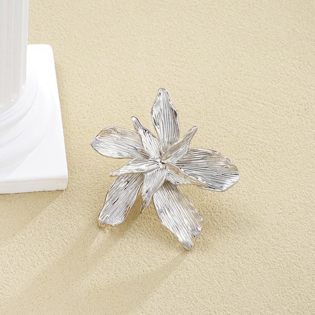 Modny Przesadzony Pierścionek z Kwiatem Szeroki Dla Kobiet Elegancki Design Vintage Gruby Metal Otwarty Pierścionek Biżuteria Prezenty na Święta do Noszenia na Co Dzień