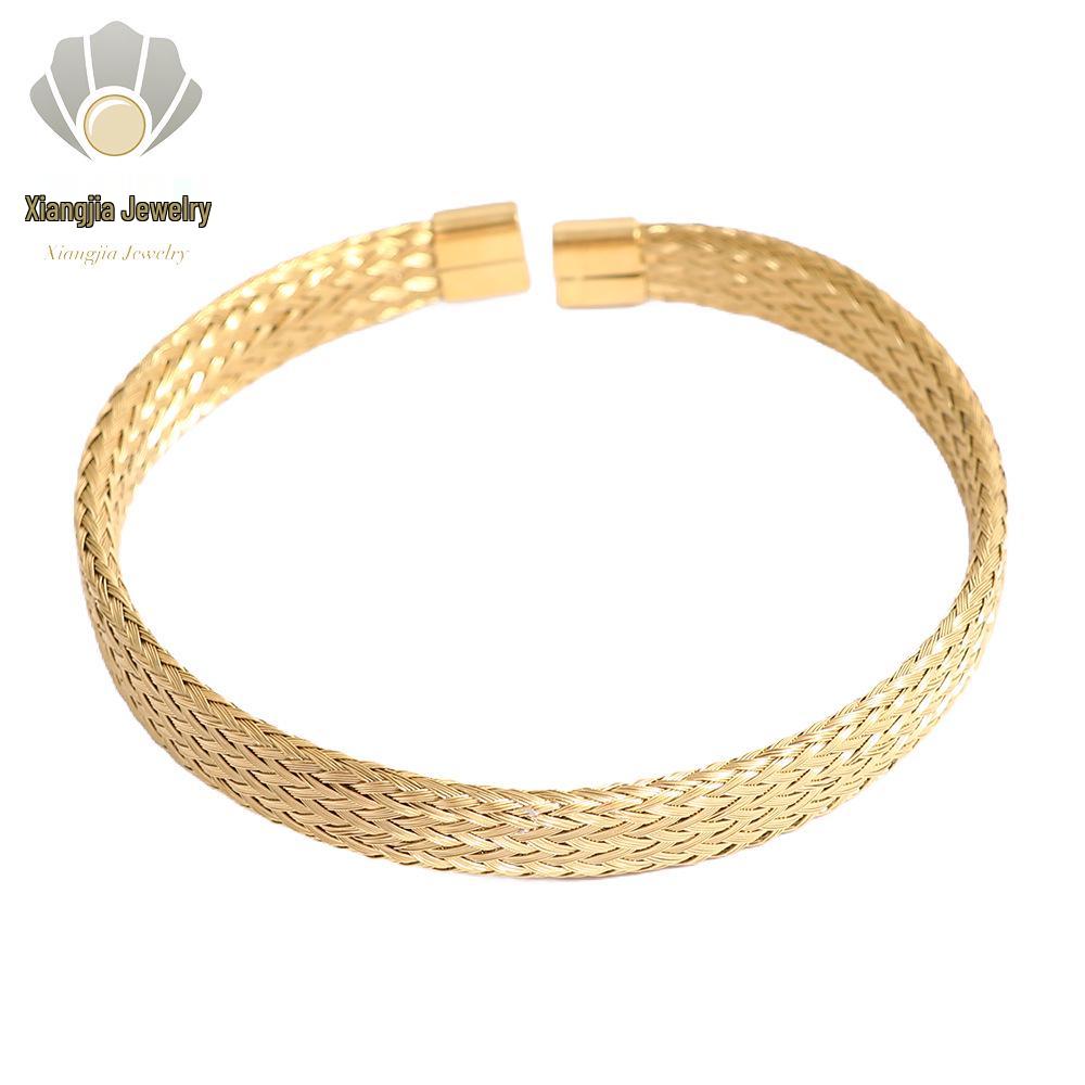 Bracciale Aperto in Acciaio Titanio High-End Europeo-Americano: Bracciale Intrecciato Semplice e alla Moda, Placcato Oro, Lusso Leggero