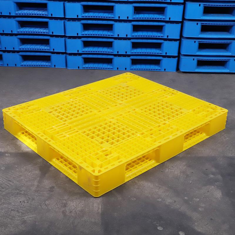 Square Plastic Pallet for Forklift and Warehouse Use - Moisture-Proof Mat for Stacking 100×100×15 Grid 9.5kg (Optional Steel Pipes) синий