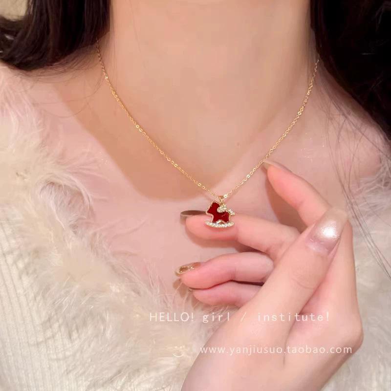

Female Collarbone Niche Exquisite Retro Pony Necklace золотий