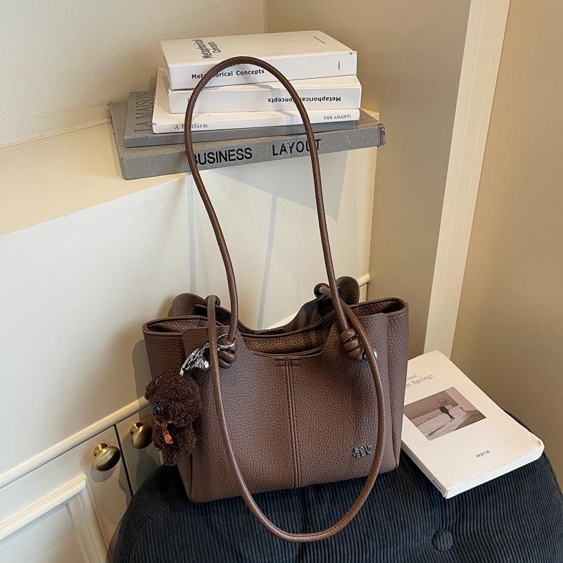 

Stylish and simple underarm bag women s 2025 autumn new fashion Korean version niche shoulder bag portable commuter bag no pendant темно-коричневого