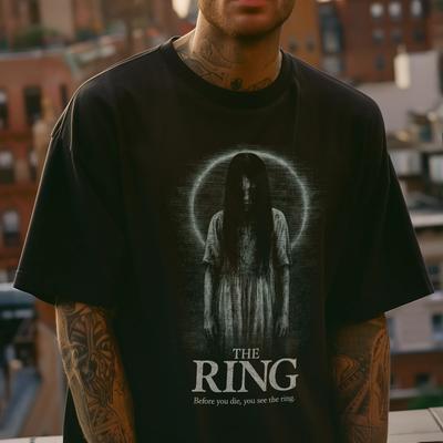 La Maglietta The Ring | T-shirt Film Horror con Design Sadako VHS | Maglietta Film J-Horror