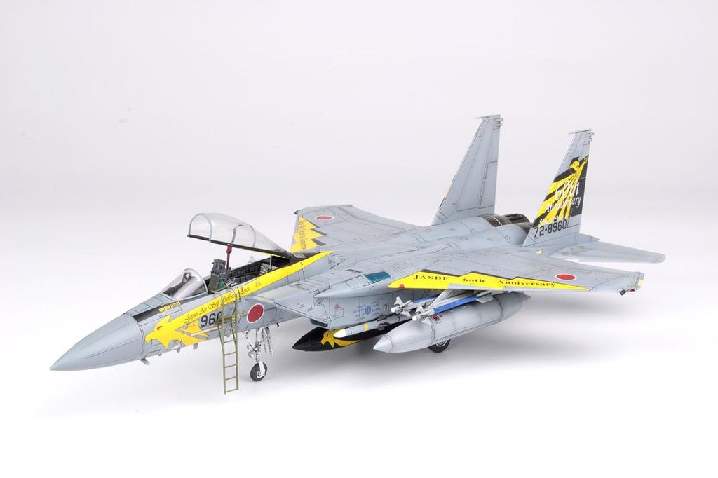 PLATZ Japan Air Force Eagle Komatsu Air Base Air Show 2014 306th Squadron Golden Eagles Special Paint Scheme Plastic Model Kit with Boarding Rudder