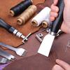 Grundlegendes Lederarbeitswerkzeug mit gewachstem Faden, Stechnadeln, Nähnadel und Zubehör für Lederhandwerk und Reparatur