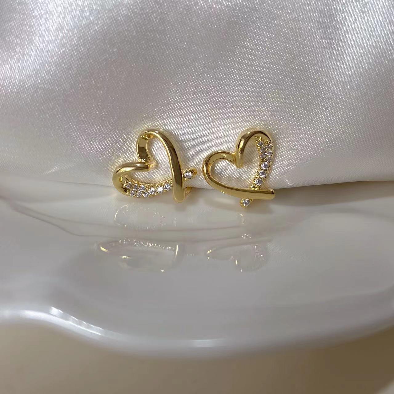 

Stylish Minimalist No-Piercing Mosquito Coil Ear Clip Heart Stud Earrings