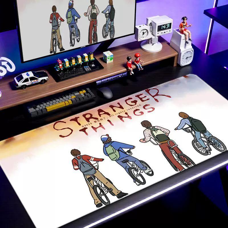 Neues High-Definition-Druck Stranger Things Leder-Mauspad Übergröße Film-Ausschnitt Schreibtischunterlage für Wohnheim E-Sport Anti-Rutsch-Maus-Tastatur-Pad Tischmatte