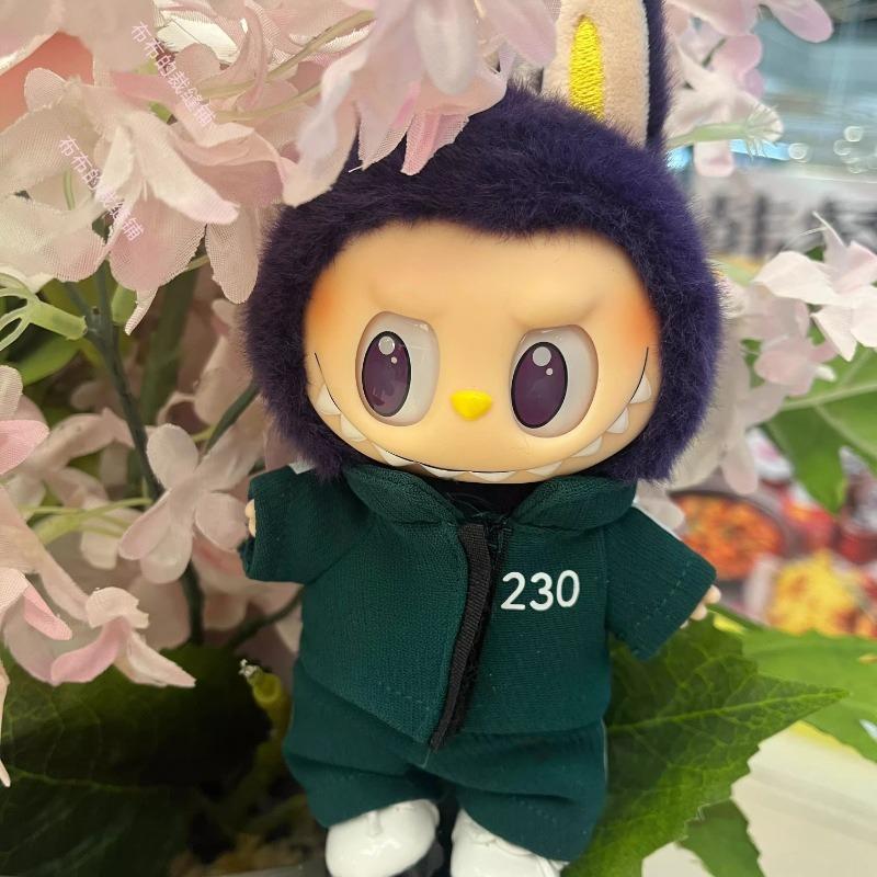 Labubu Kleidung Sportbekleidungs-Set, erhältlich in den Farben Grün und Pink, mit verschiedenen Nummern und Mustern für den pinken Jumpsuit