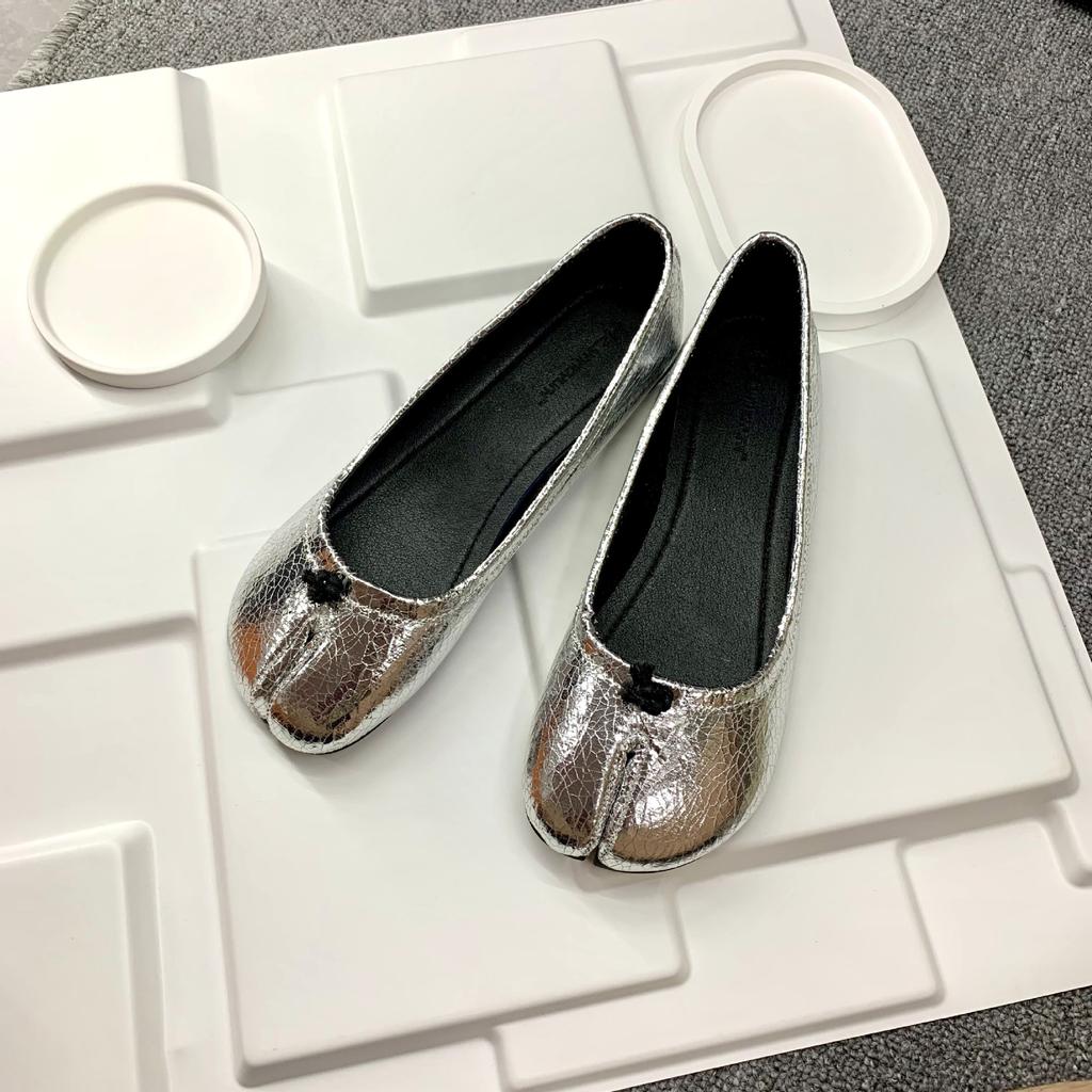 Spot second hair! Fashion versatile new leather pig's trotters split-toe shoes personalized shallow mouth flat bottom loafers women's single shoes