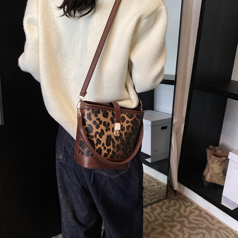 Geantă tote crossbody de damă cu imprimeu leopard la modă pentru toamna/iarna 2024