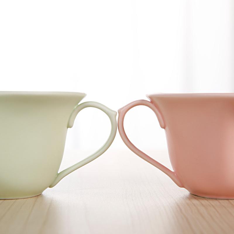 Nuovo set di tazze da caffè europee, tazza da caffè creativa, set di tazza e piattino da caffè a forma di cuore in ceramica, tazza da caffè inglese.