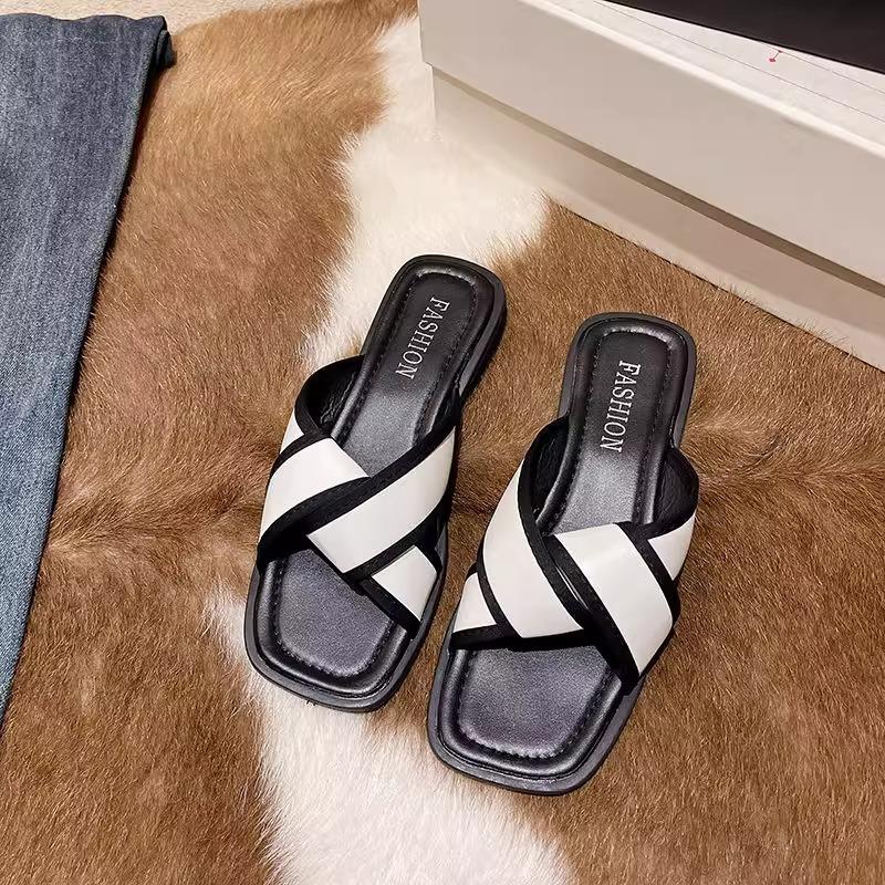 French flat-bottomed cool slippers women's summer outer wear fashion 2025 new Xiaoxiangfeng women's seaside beach sandals