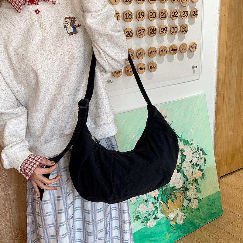 New large-capacity 2025 dumpling bag women's niche design bag simple messenger bag fashionable personalized shoulder bag