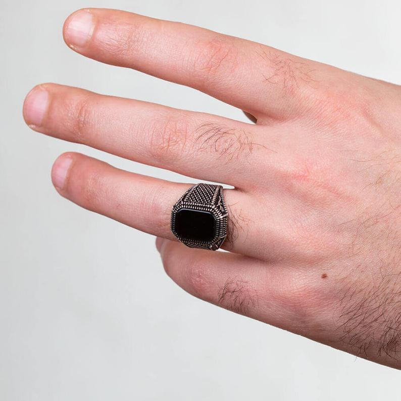 Men's Trendy Retro Black Gemstone Ring with Metal Inlay