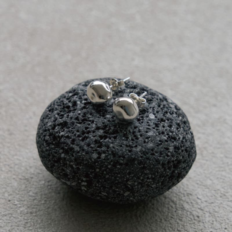Touched PEBBLE EARRING 02