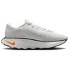 Nike Motiva Sail Orange Herren-Sneaker Weiß Platinum-Tönung Hell-Eisenerz DV1237-101