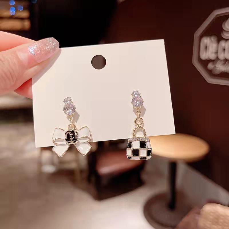 Chic Checkerboard Bag and Delicate Bow Earrings with WD 925 Silver Needles – Trendy, Unique Design.