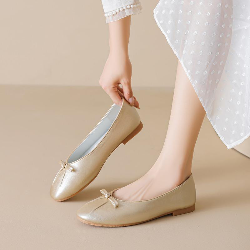 A Shallow-mouthed Single-shoe Girl Is Wearing Flat Soft-soled Grandma Shoes on One Foot
