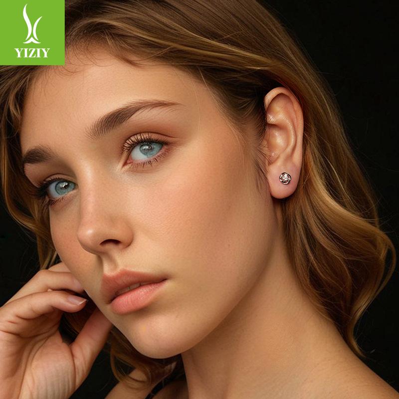 Four-Leaf Clover D-Color Moissanite Stud Earrings S925 Sterling Silver Simple Versatile Ear Hole Earrings Women