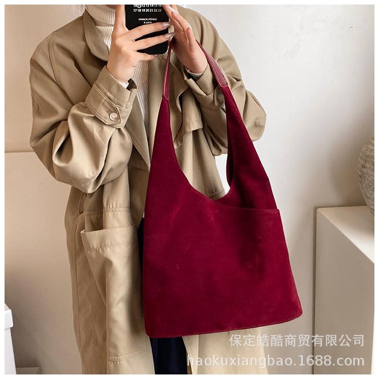 

Retro matte big bag women s 2025 new autumn and winter large-capacity shoulder bag, high-end sense of commuting to work tote bag красный