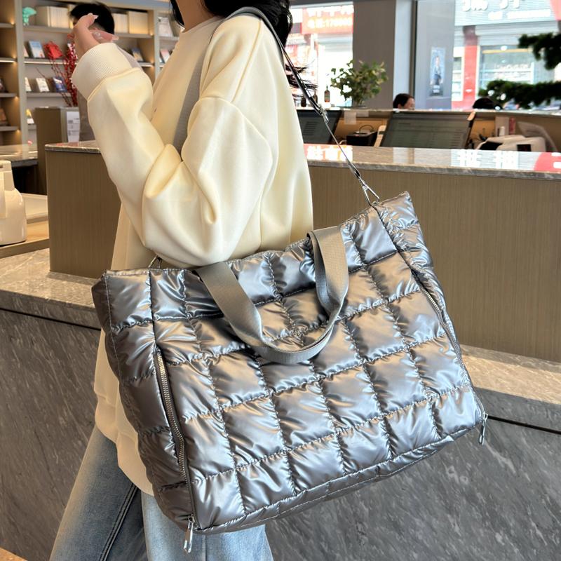 Large Capacity Quilted Tote Bags for Women Solid Color Women's Shoulder Bag for Gym Travel Fashionable Nylon Winter Padded Handbag