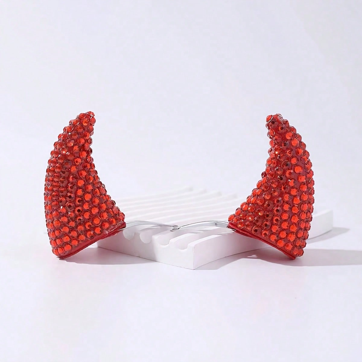 

2pcs Red Resin Horn Hair Clips Adorned With Red Rhinestones, Perfect For Parties, Gatherings, And Festive Occasions красный