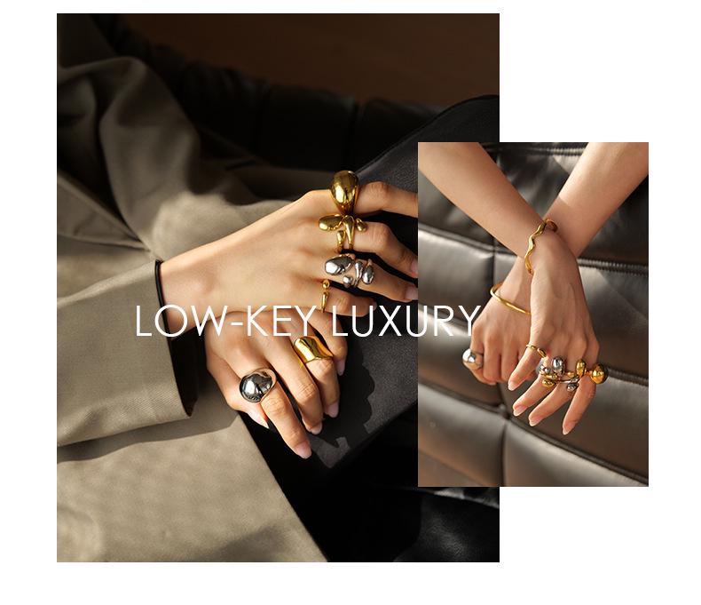 Klassischer minimalistischer offener Ring mit fünf grünen Malachitkreisen - Damenschmuck