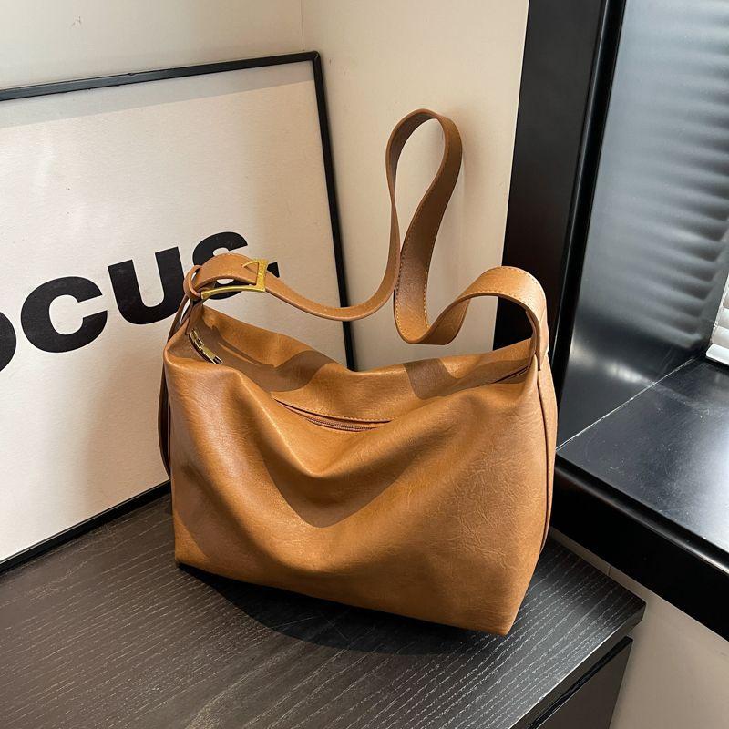 

2025 new autumn and winter simple large-capacity bag women s new fashionable versatile college student commuting shoulder bag коричневый