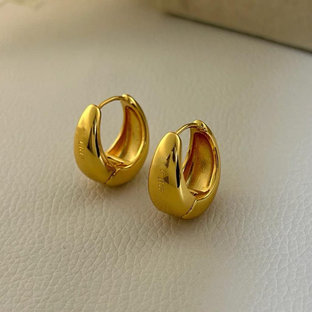 Boucles d'oreilles uniques Rétro Français Vent Froid Premium Boucle d'oreille Laiton Or Véritable 22K Cercle Simple Tempérament