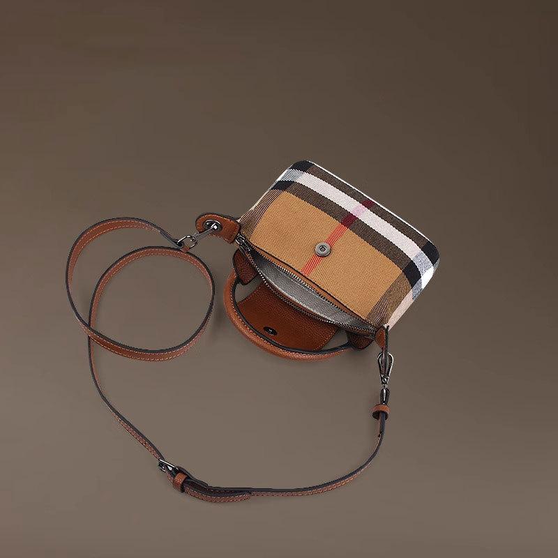 Tato malá crossbody taška je všestranné a stylové pouzdro na telefon pro ženy.