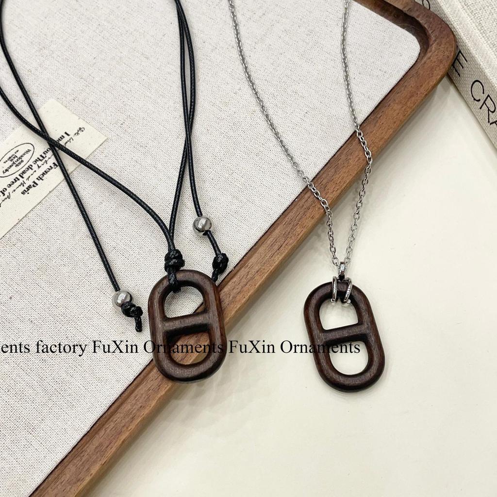 Ebony Pig Nose Pendant Sweater Necklace – Elegant and Versatile Women's Accessory