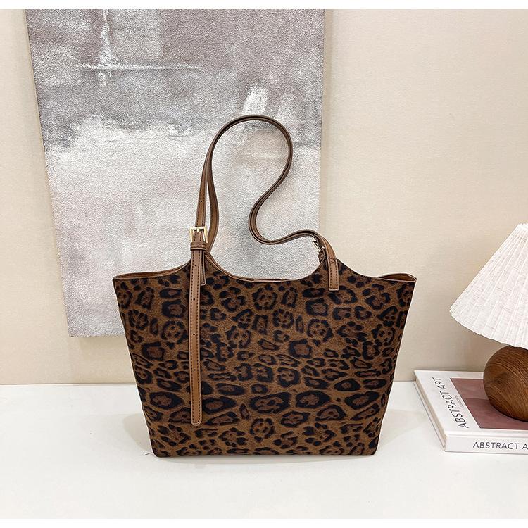 

Ретро супер огонь замшевая сумка-тоут женская 2025 новая модная вместительная сумка-шоппер через плечо для通勤, универсальная сумка под мышкой