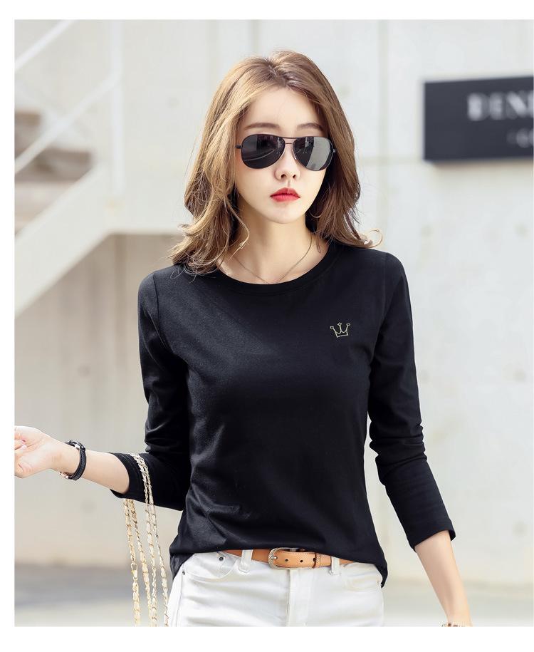 Damski bawełniany T-shirt z długim rękawem typu slim fit z haftowaną koroną (304) - Kolekcja Jesień/Zima