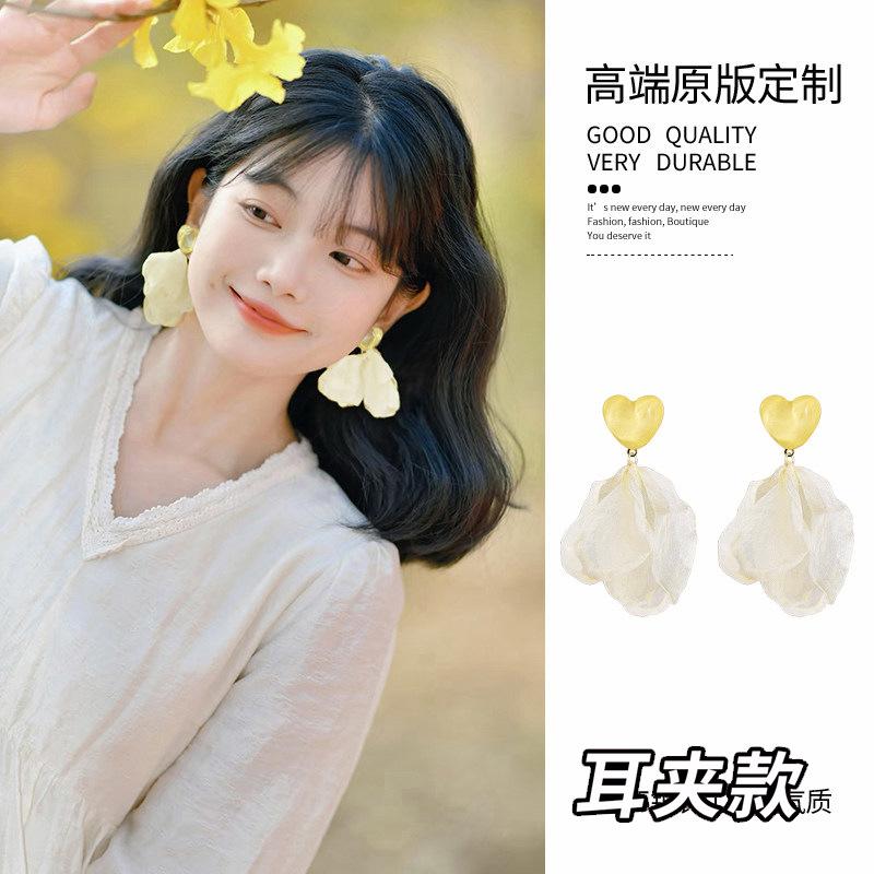 Dopamine flower ear hook women's new holiday style accessories ear clips without ear piercings, high-end seaside cute ear accessories