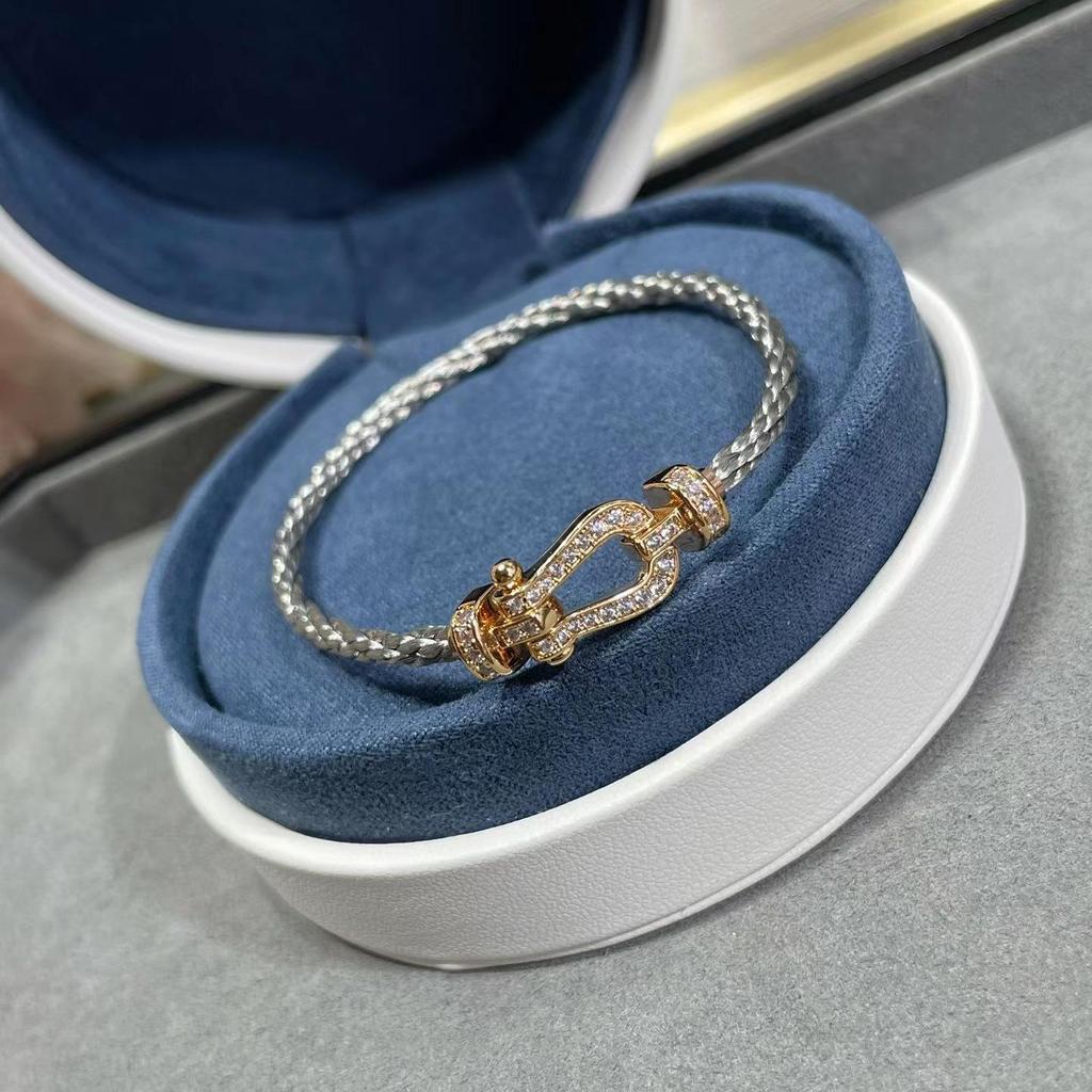 Fred High-End Náramek s podkovovou sponou a červenou šňůrkou s diamanty z 18karátového růžového zlata pro páry