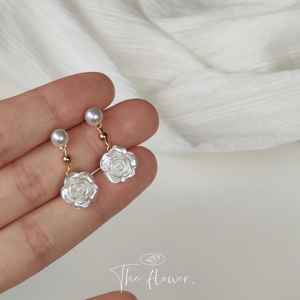 [Camellia] Orecchini a Bottone Fiore di Perla Fatti a Mano con Ago in Argento 925 - Orecchini INS Stile Dolce Giapponese Coreano da Donna