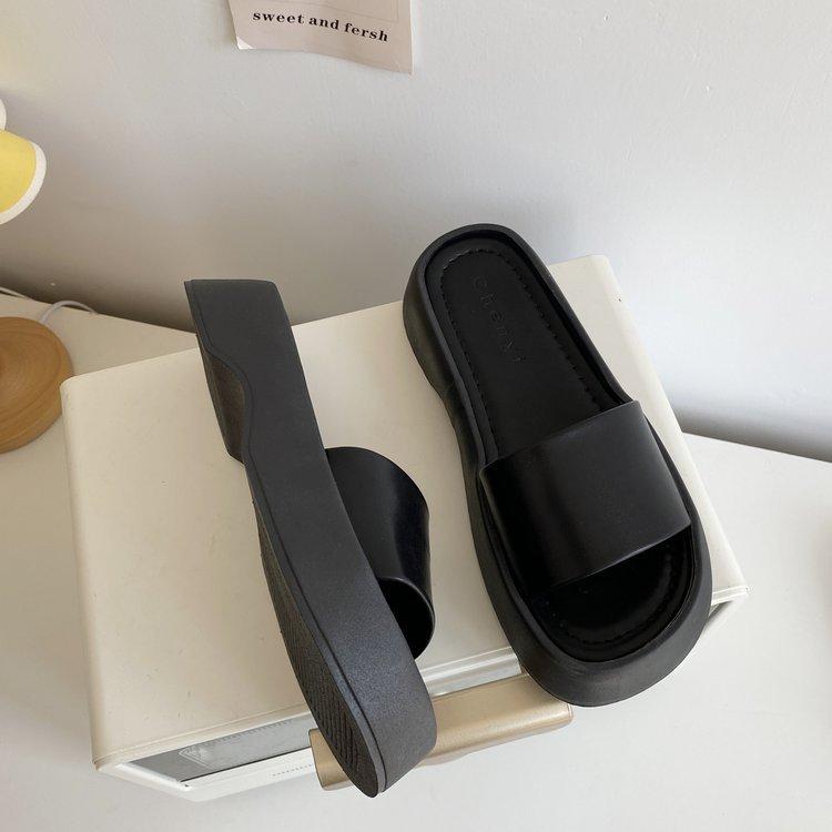 

2025 летняя новая корейская версия модных простых односложных тапочек, женская верхняя одежда на толстой подошве, классные тапочки на плоской подошве, модная женская обувь 35 чёрный